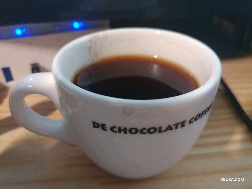 요새 불면증 때문에 가끔 마시는 디카페인 커피입니다.