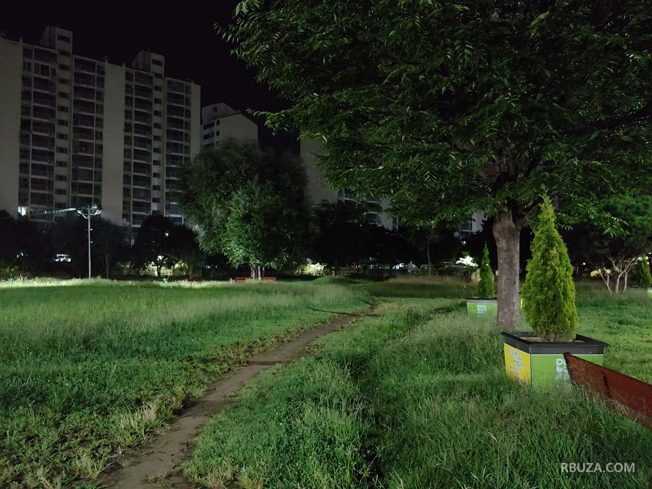 새벽 4시에 걷기 운동하다 찍은 동네 공원 산책길입니다.
