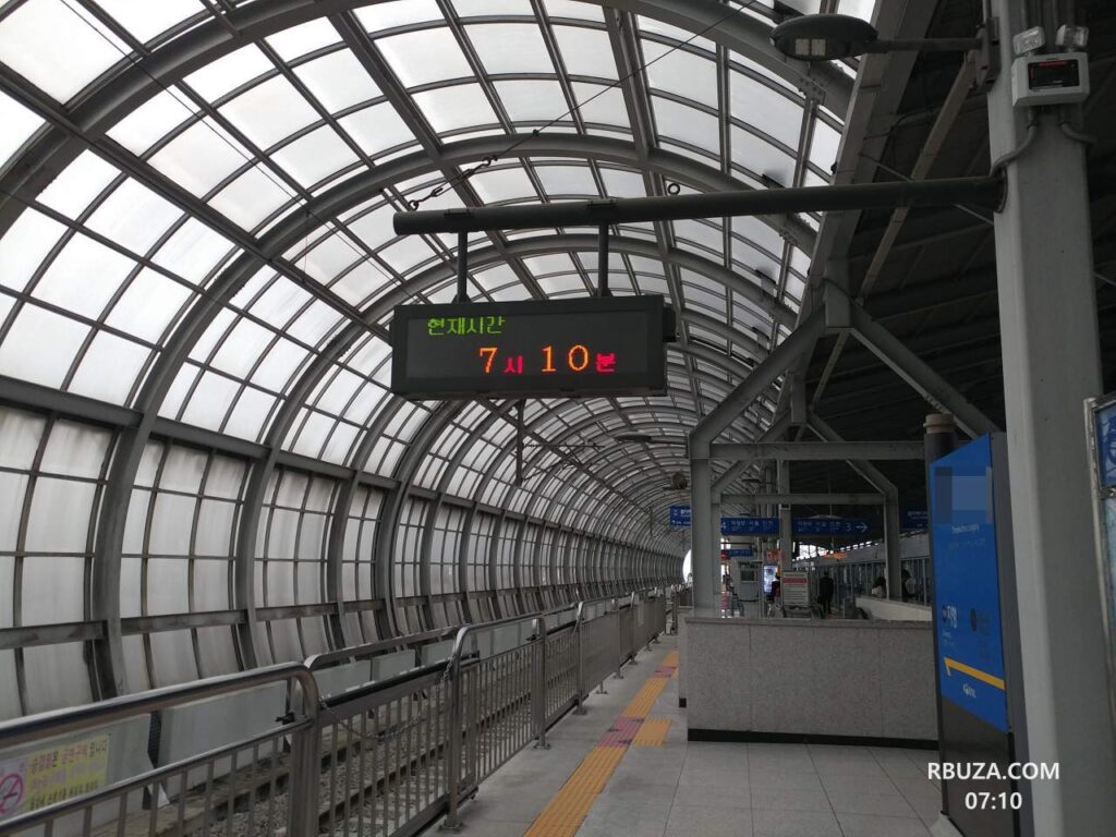 아침 7시 10분, 전철 플랫폼입니다.