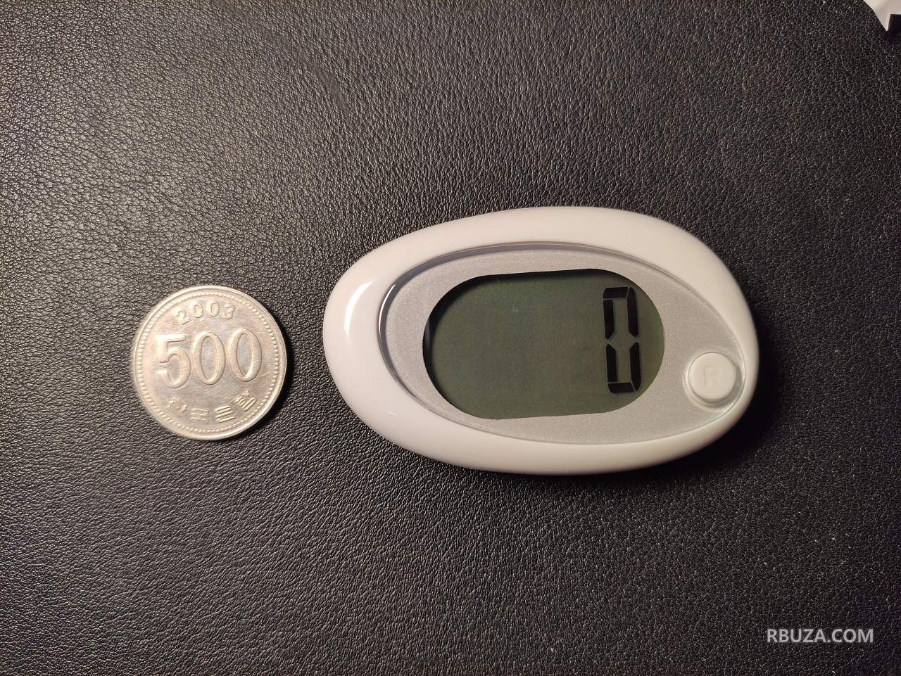 드레텍 노인용 만보기와 500원 동전 크기 비교. 액정 글씨가 매우 큽니다.