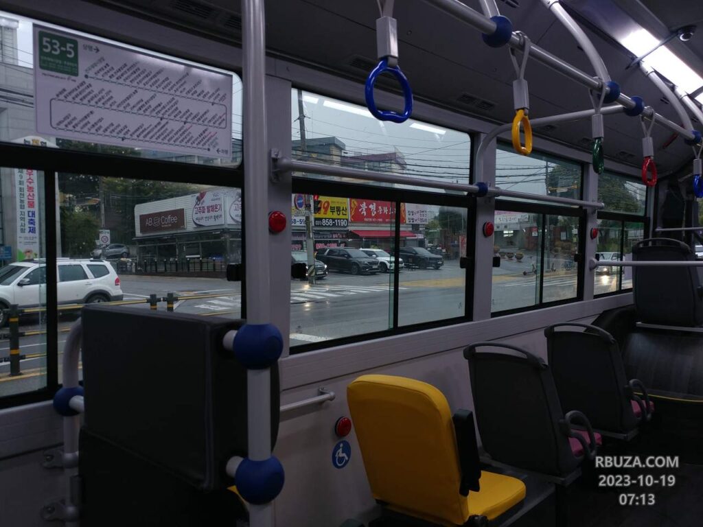 오전 7시경에 찍은 버스 내부 사진입니다.