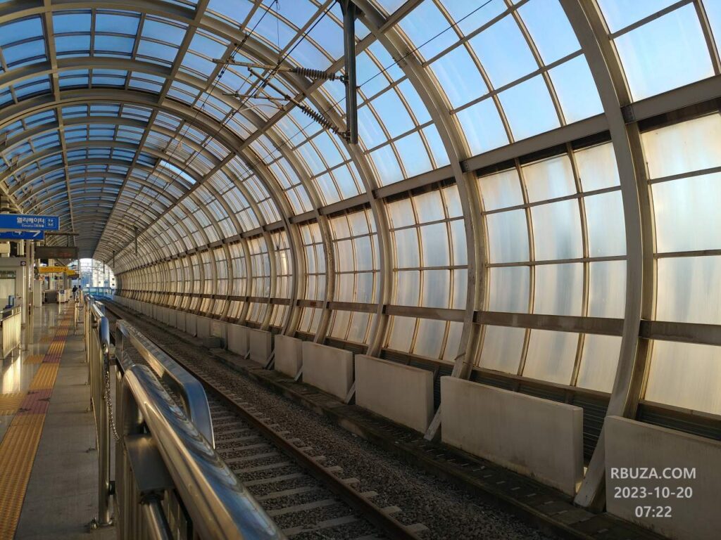 10월 20일 오전 7시경 전철 플랫폼입니다.