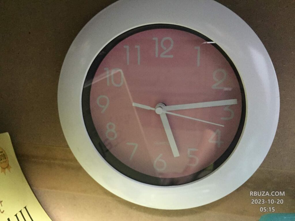 10월 20일 오전 5시 15분을 가리키는 시계.