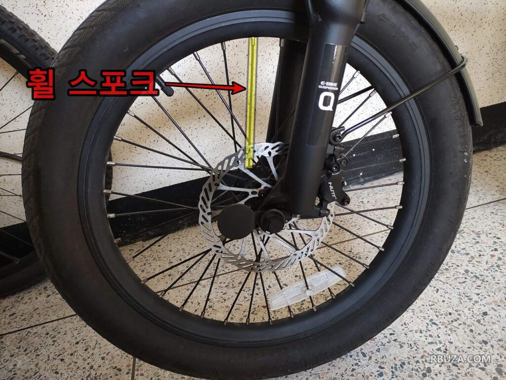 퀄리 전기 자전거 휠 스포크를 표시한 사진입니다.