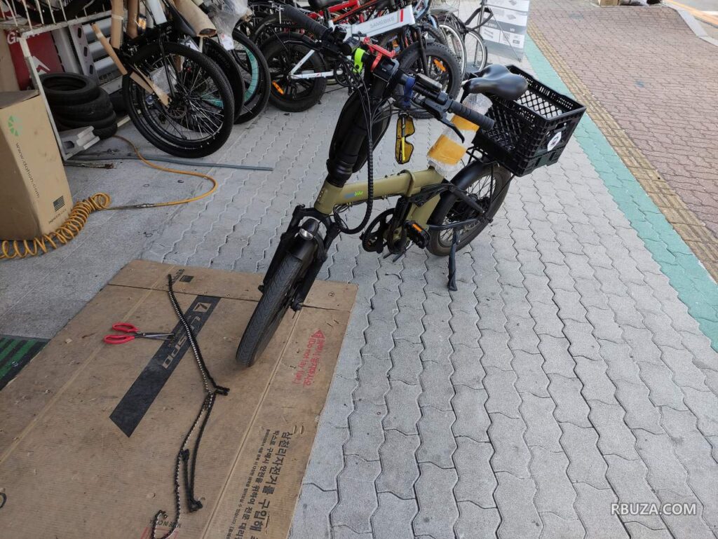 퀄리 전기 자전거 페달에서 딱딱 소리가 나서 자전거 수리점에 정비 받으러 온 모습입니다.