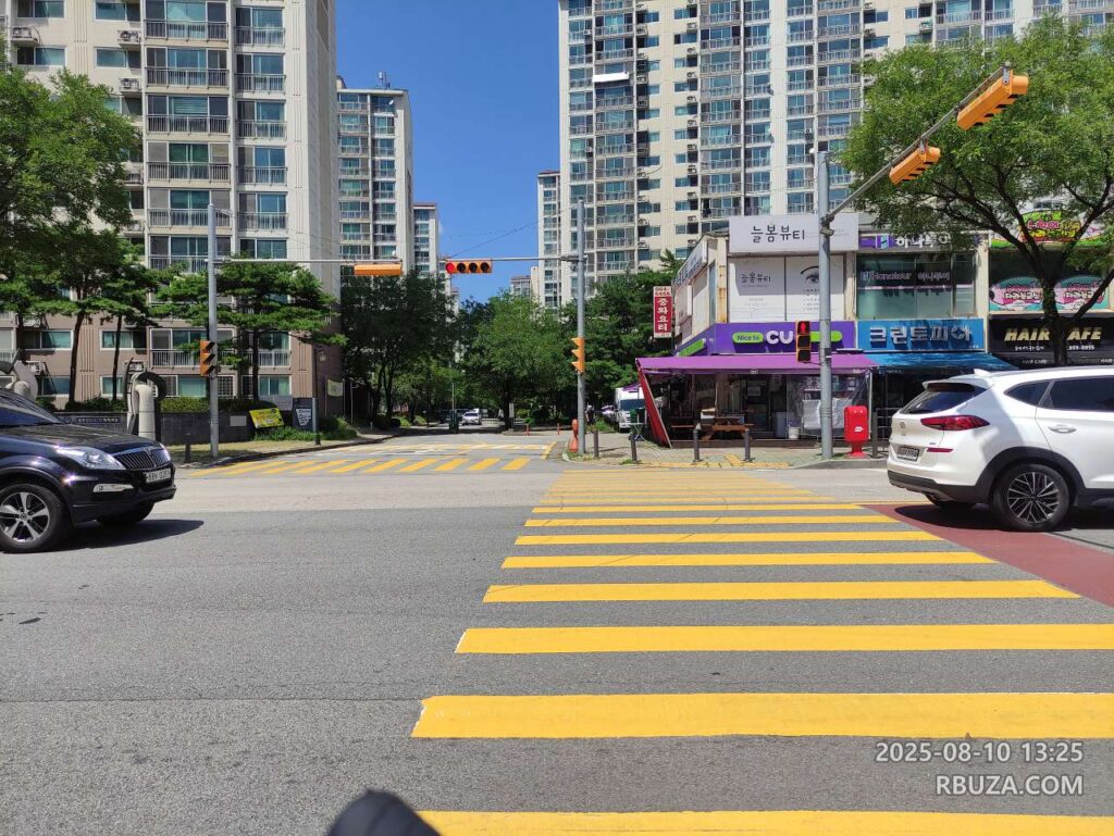 점심 시간 때 배달하다 횡단보도 앞에서 찍은 사진
